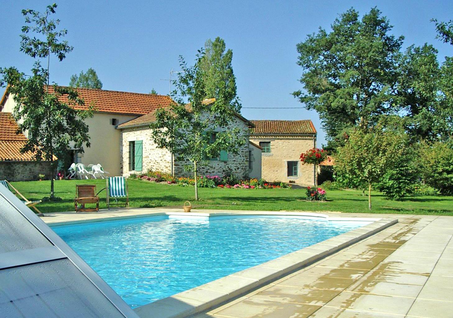 Gite rural Deux Sèvres avec piscine
